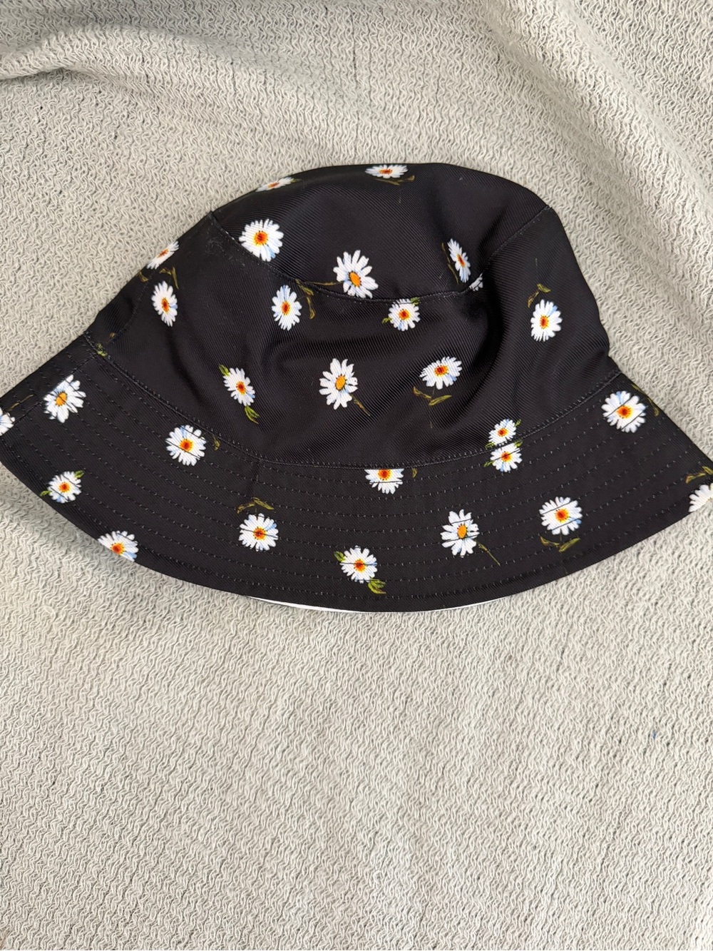 NWOT Alice & Olivia reversible black and white daisy bucket hat